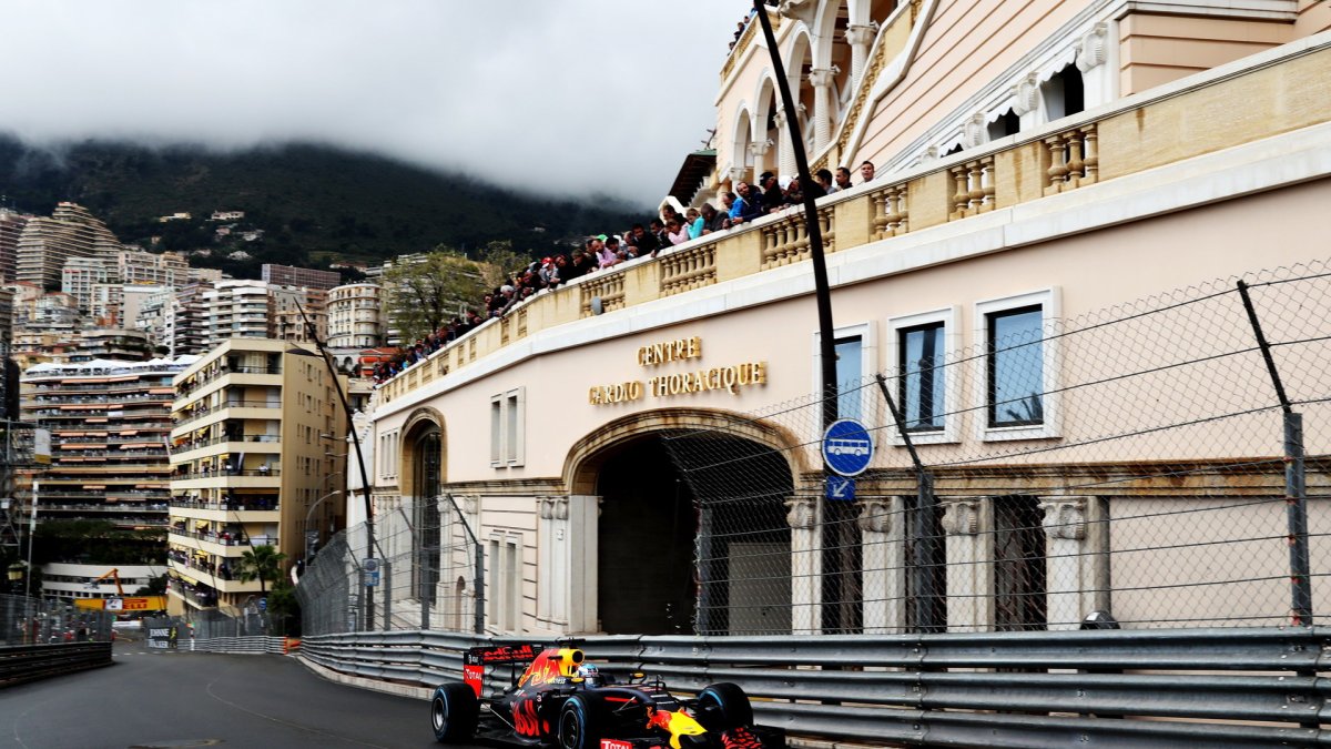 Daniel Ricciardo v závodě v Monaku