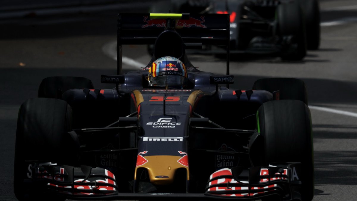 Carlos Sainz v závodě v Monaku