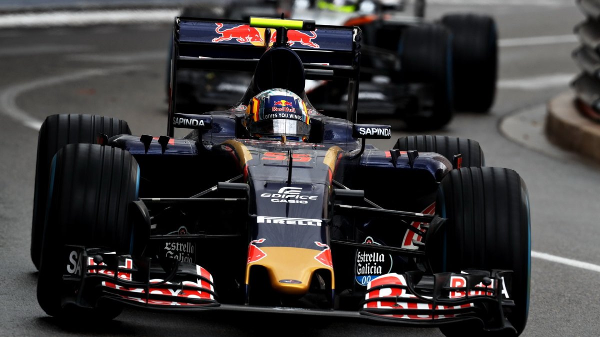 Carlos Sainz v závodě v Monaku