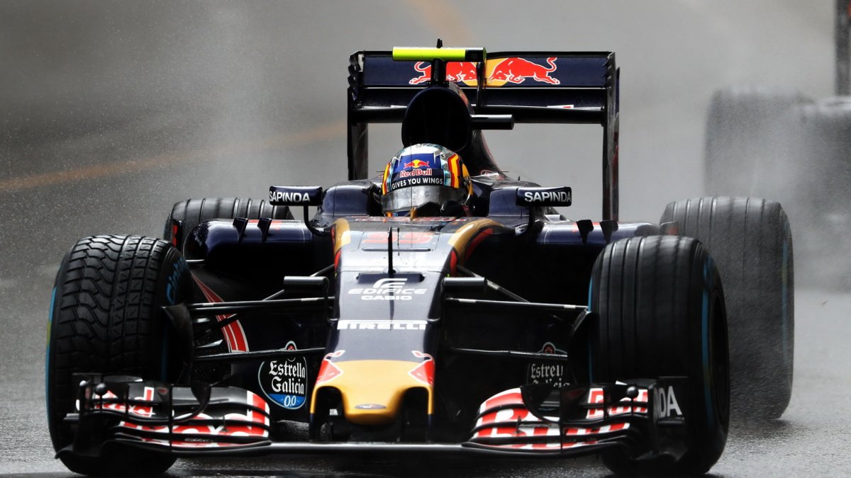 Carlos Sainz v závodě v Monaku