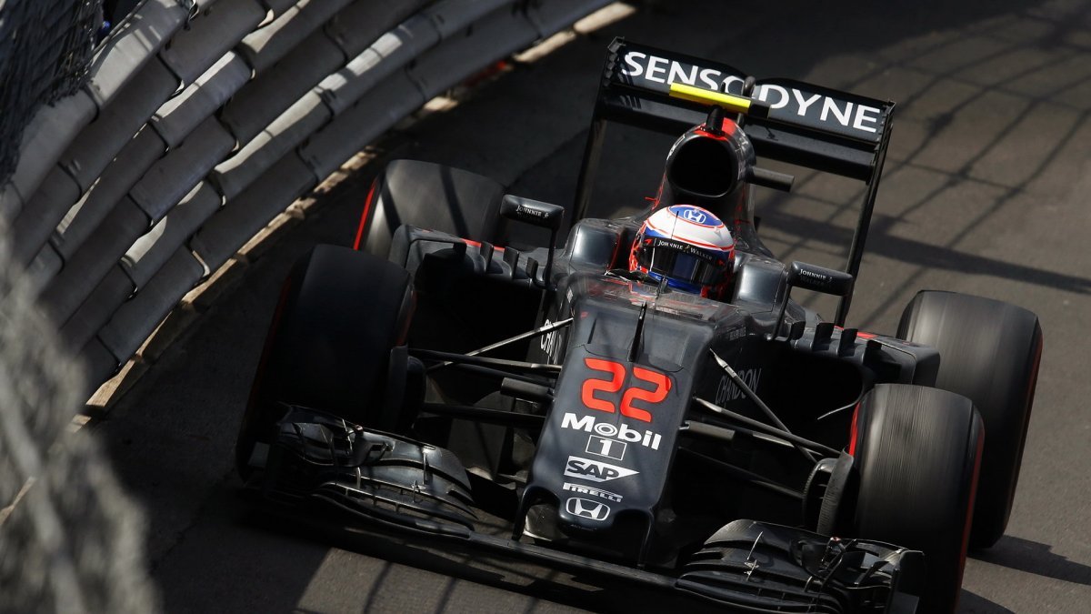 Jenson Button v závodě v Monaku