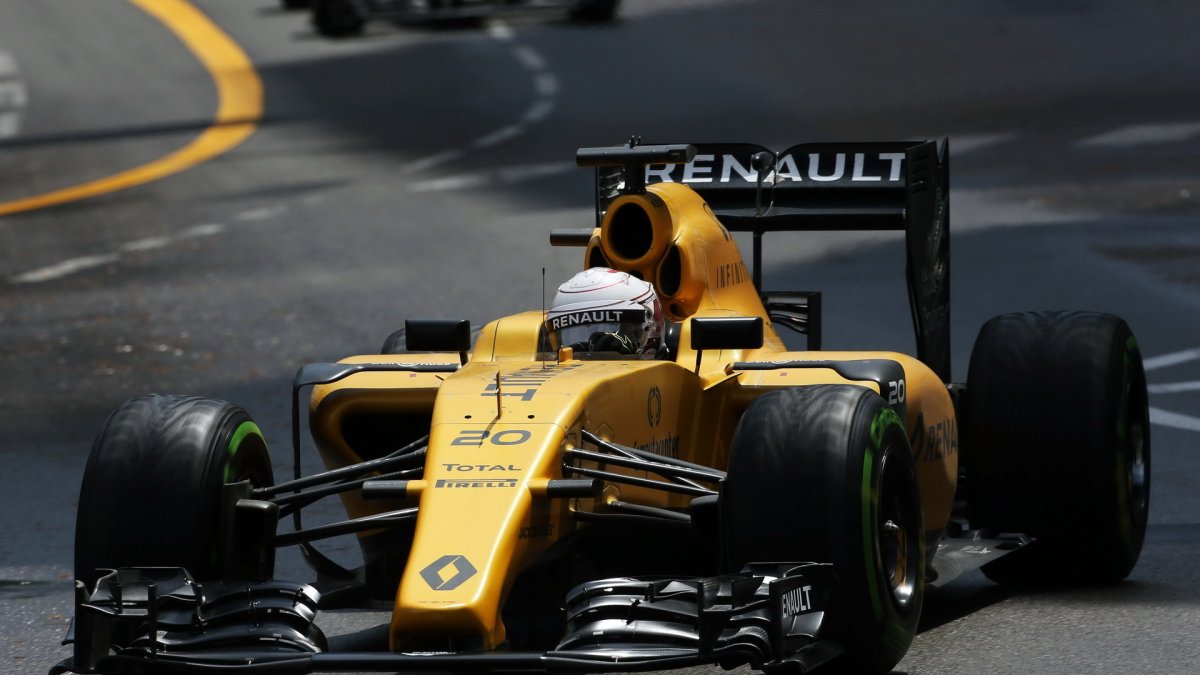 Kevin Magnussen v závodě v Monaku