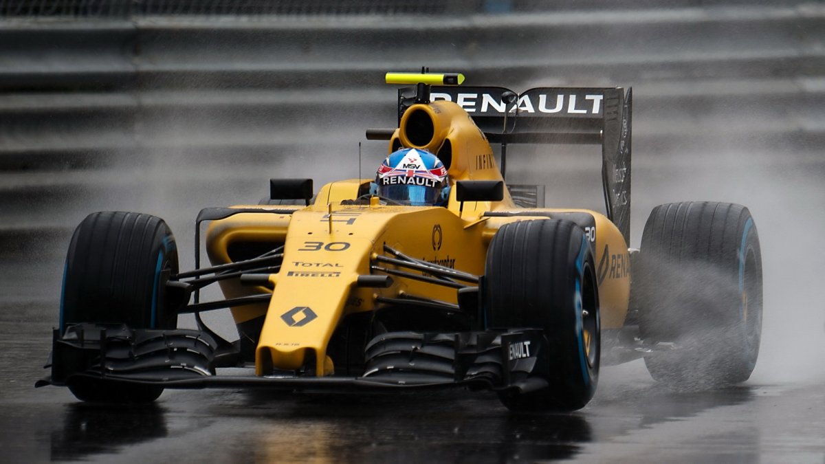 Jolyon Palmer za deště v závodě v Monaku