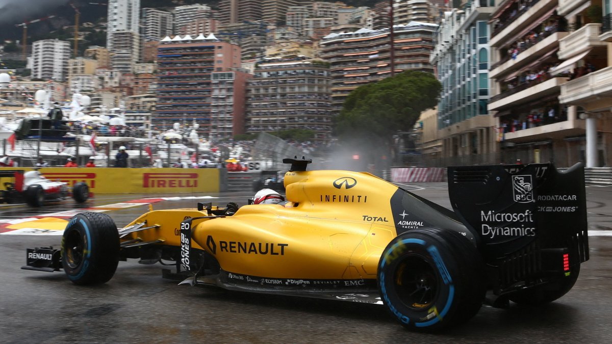 Kevin Magnussen v závodě v Monaku