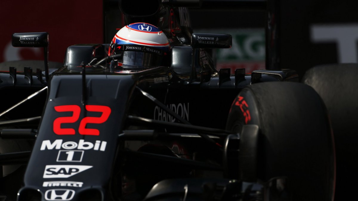 Jenson Button při kvalifikaci v Monaku
