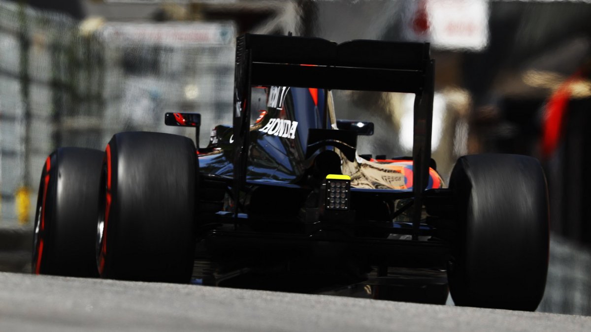 Fernando Alonso při kvalifikaci v Monaku