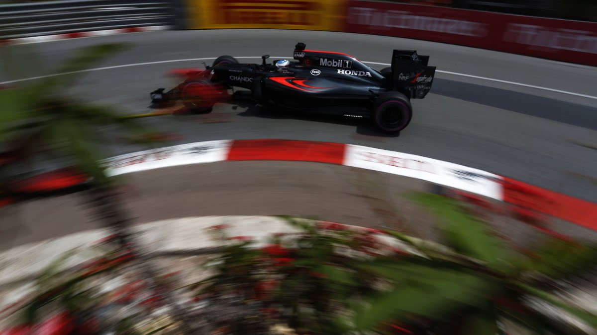 Fernando Alonso při kvalifikaci v Monaku