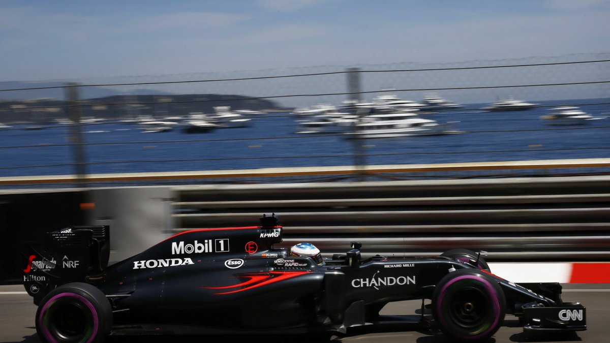 Fernando Alonso při kvalifikaci v Monaku