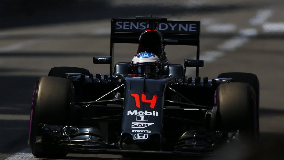 Fernando Alonso při kvalifikaci v Monaku