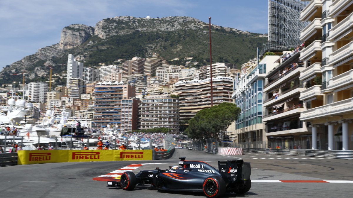 Fernando Alonso při kvalifikaci v Monaku