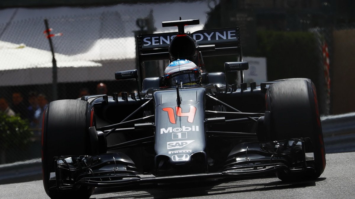 Fernando Alonso při kvalifikaci v Monaku
