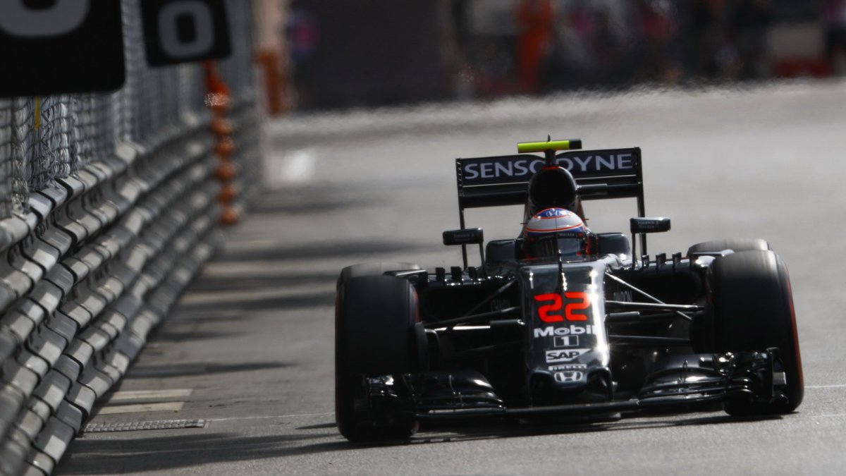 Jenson Button při kvalifikaci v Monaku
