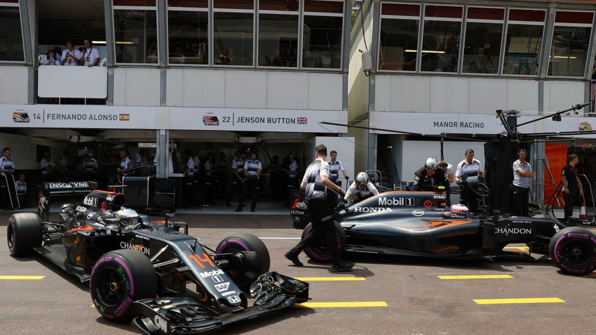 Fernando Alonso a Jenson Button při kvalifikaci v Monaku