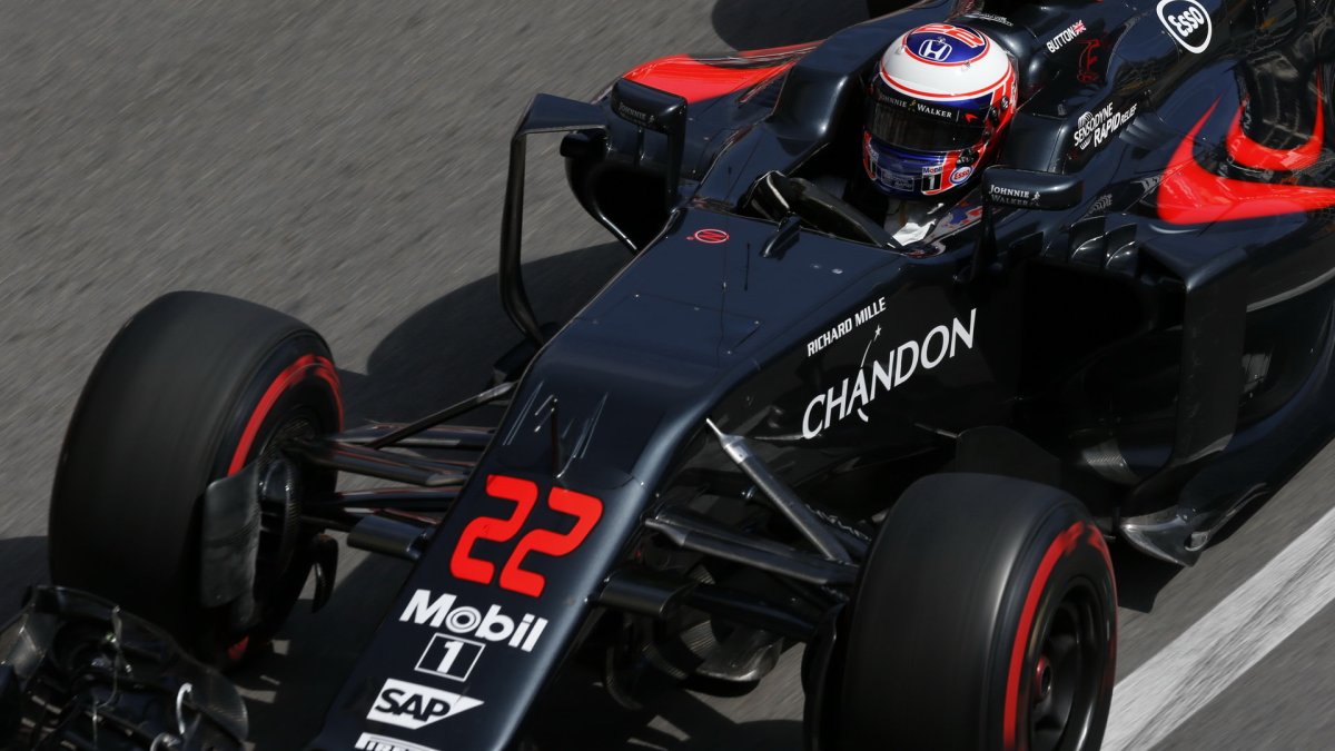 Jenson Button při kvalifikaci v Monaku