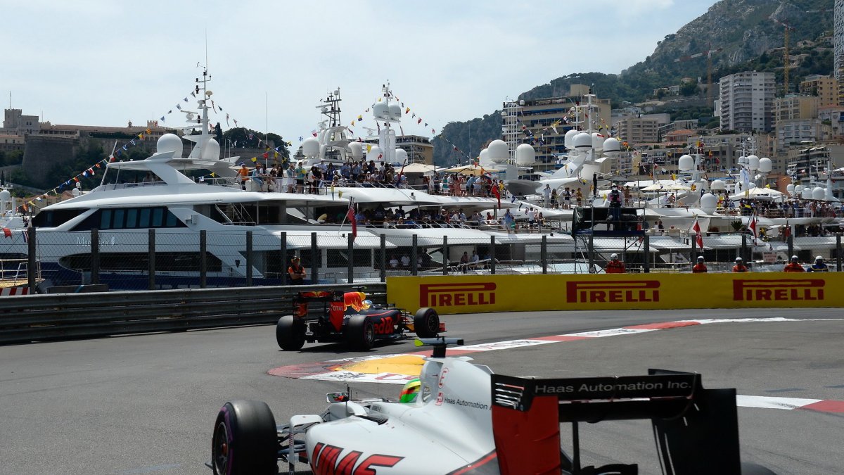 Max Verstappen a Esteban Gutiérrez při kvalifikaci v Monaku