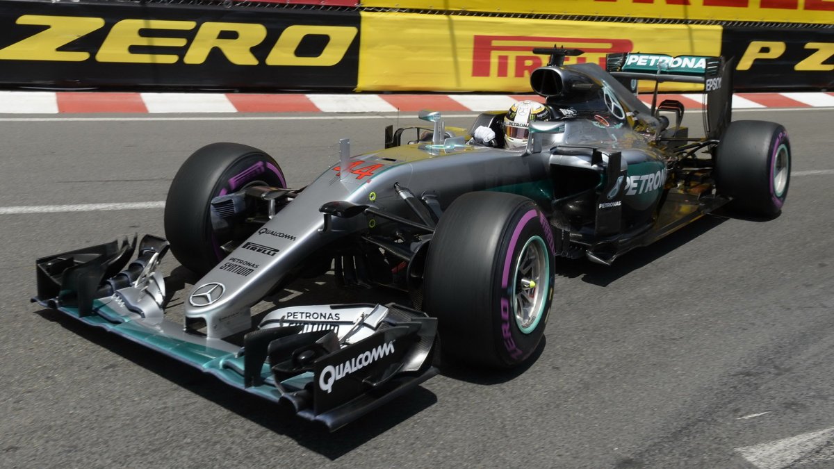 Lewis Hamilton při kvalifikaci v Monaku
