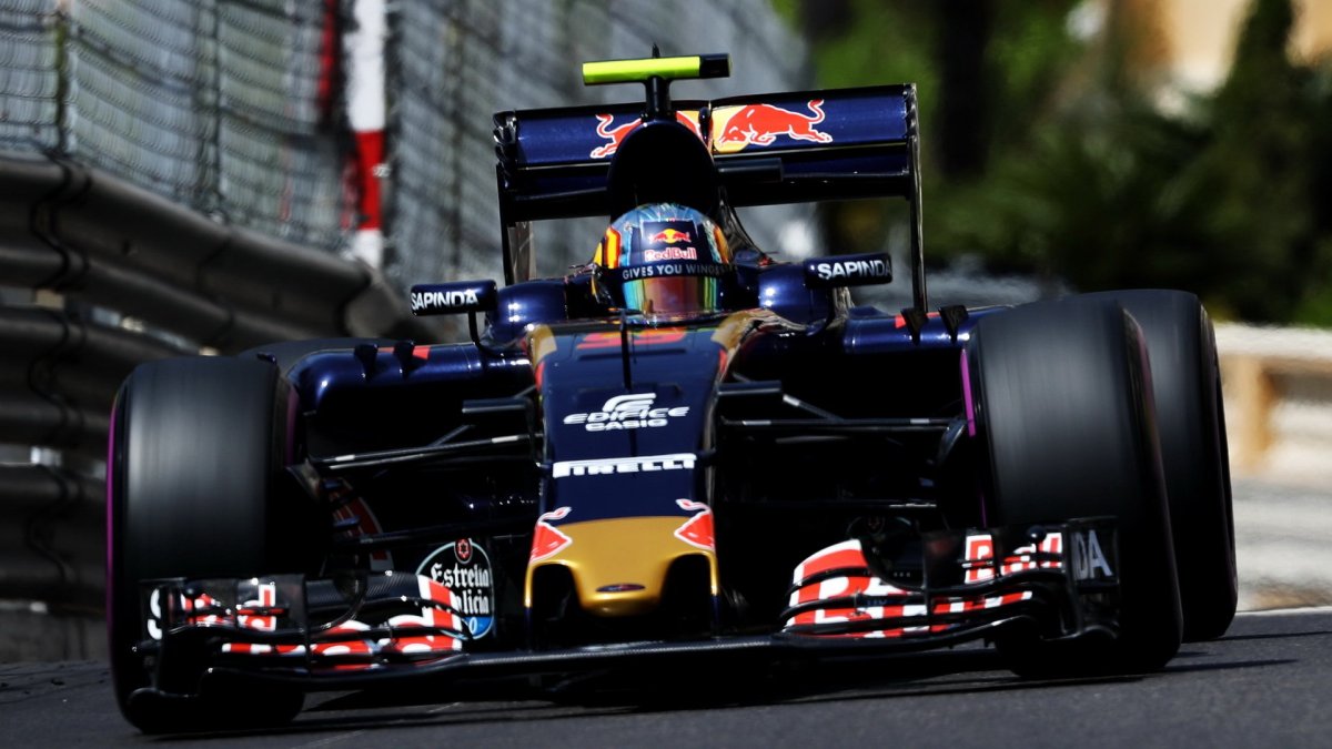 Carlos Sainz při kvalifikaci v Monaku