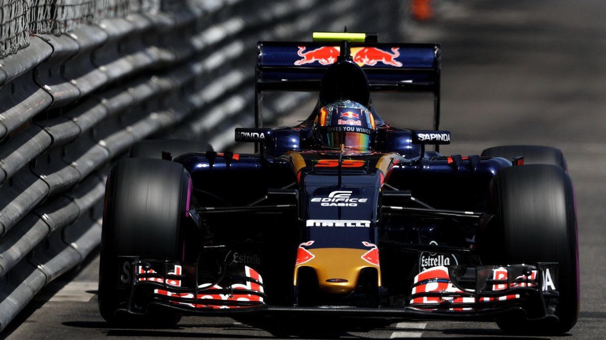 Carlos Sainz při kvalifikaci v Monaku