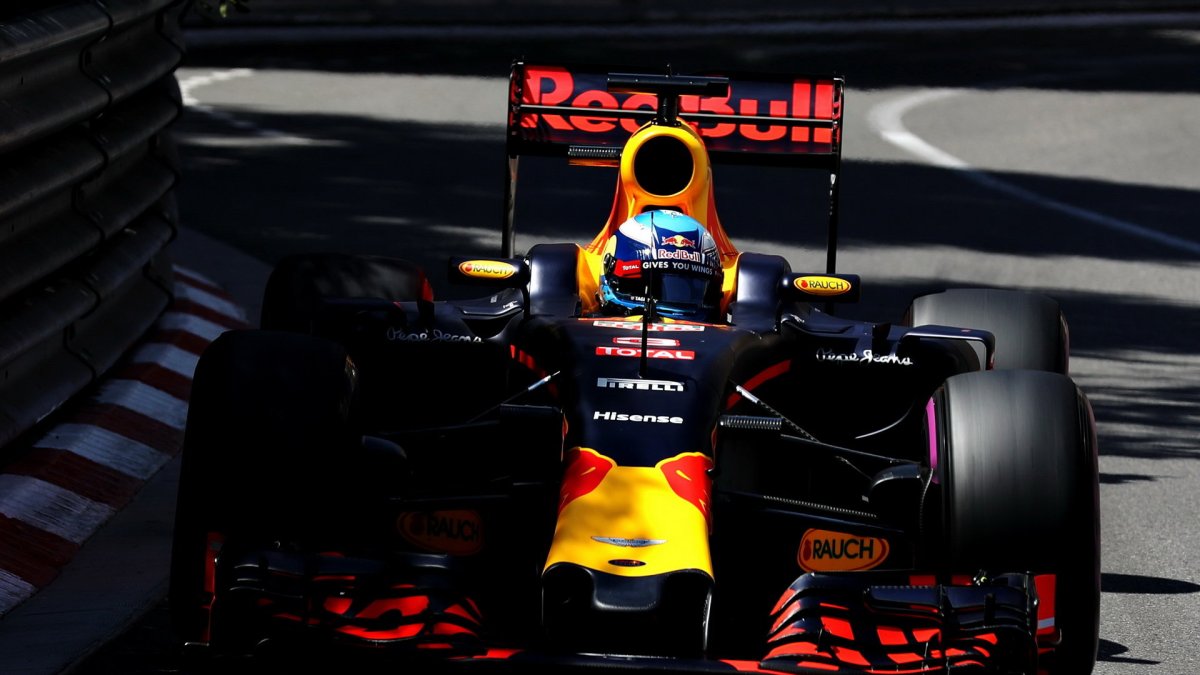 Daniel Ricciardo při kvalifikaci v Monaku