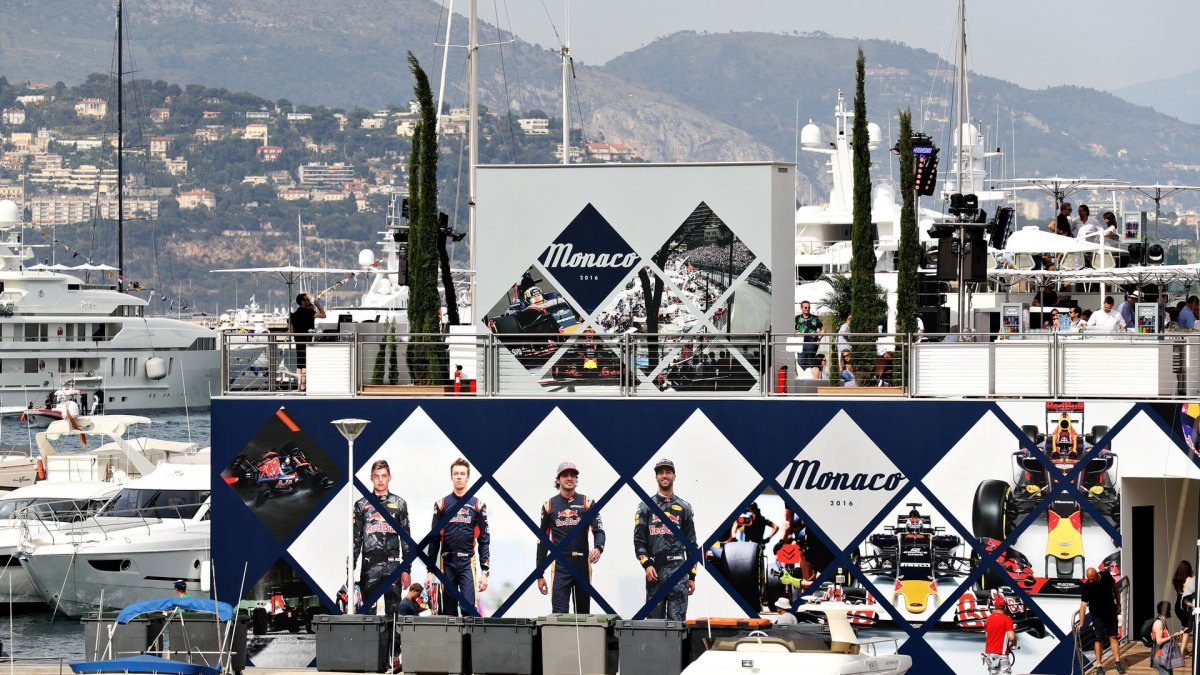 Motorhome týmu Red Bull a Toro Rosso v Monaku