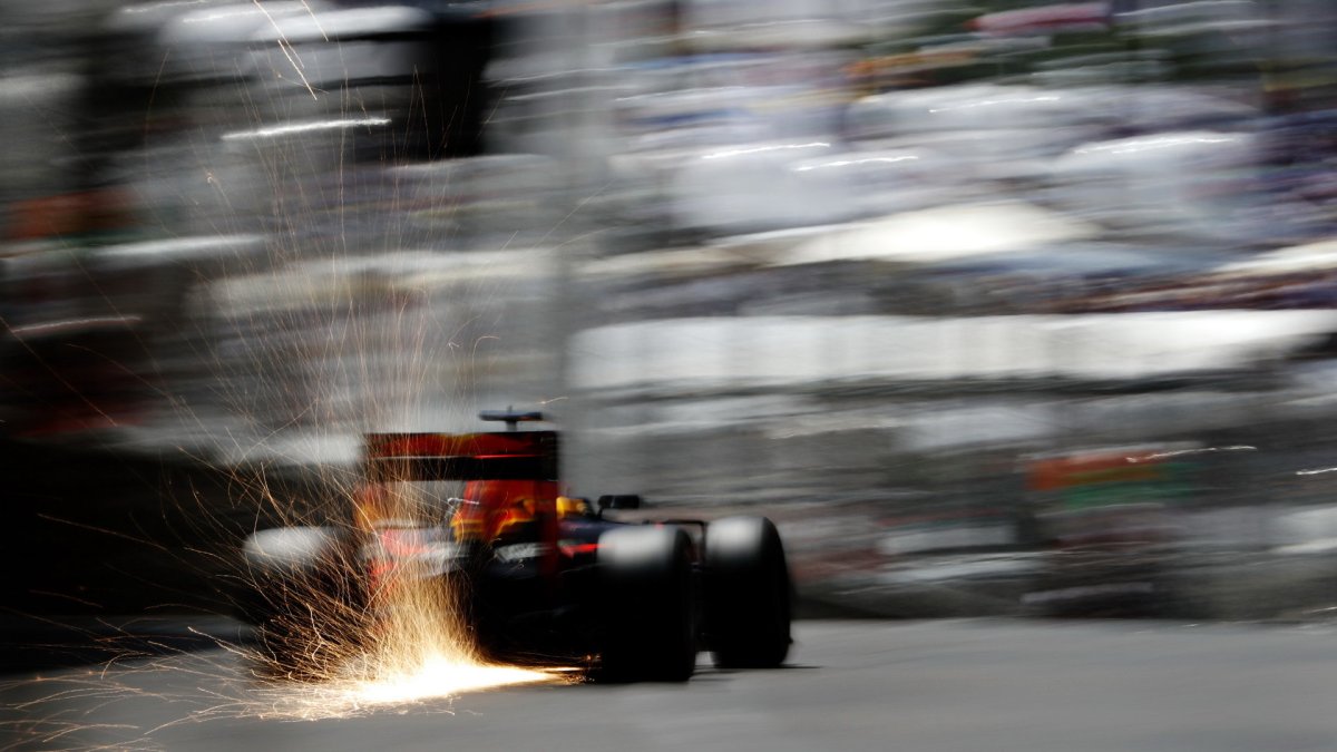 Daniel Ricciardo jiškří při kvalifikaci v Monaku