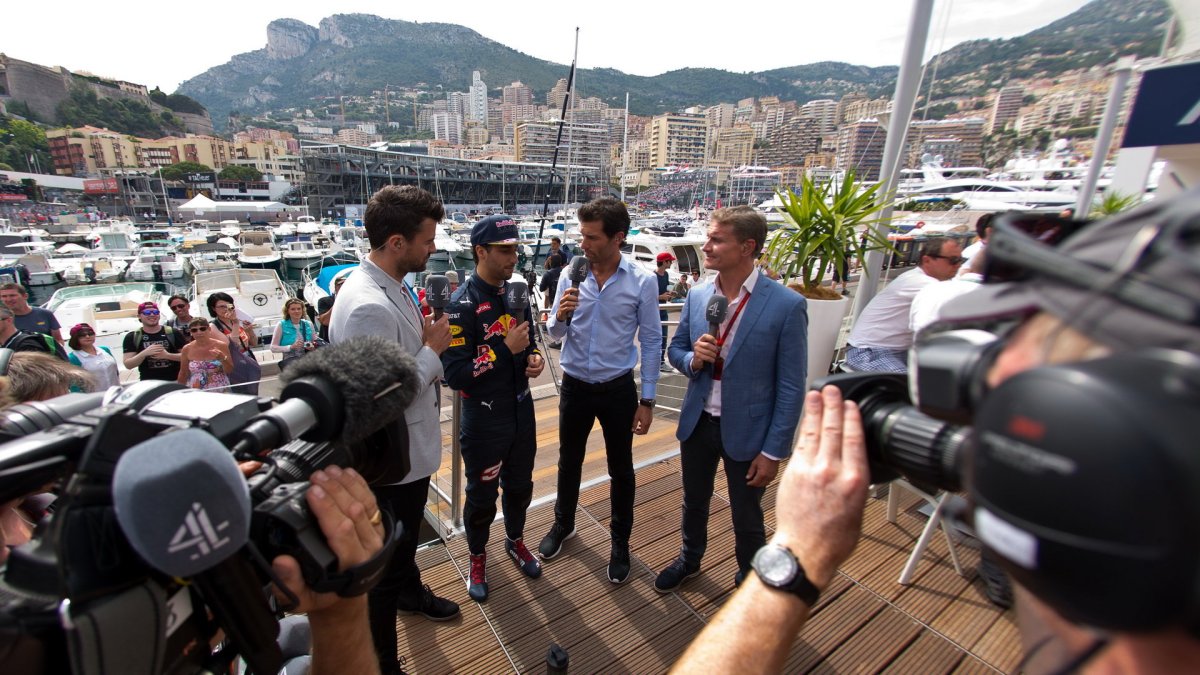 Daniel Ricciardo při rozhovoru s Markem Webbrem a Davidem Coulthardem v Monaku