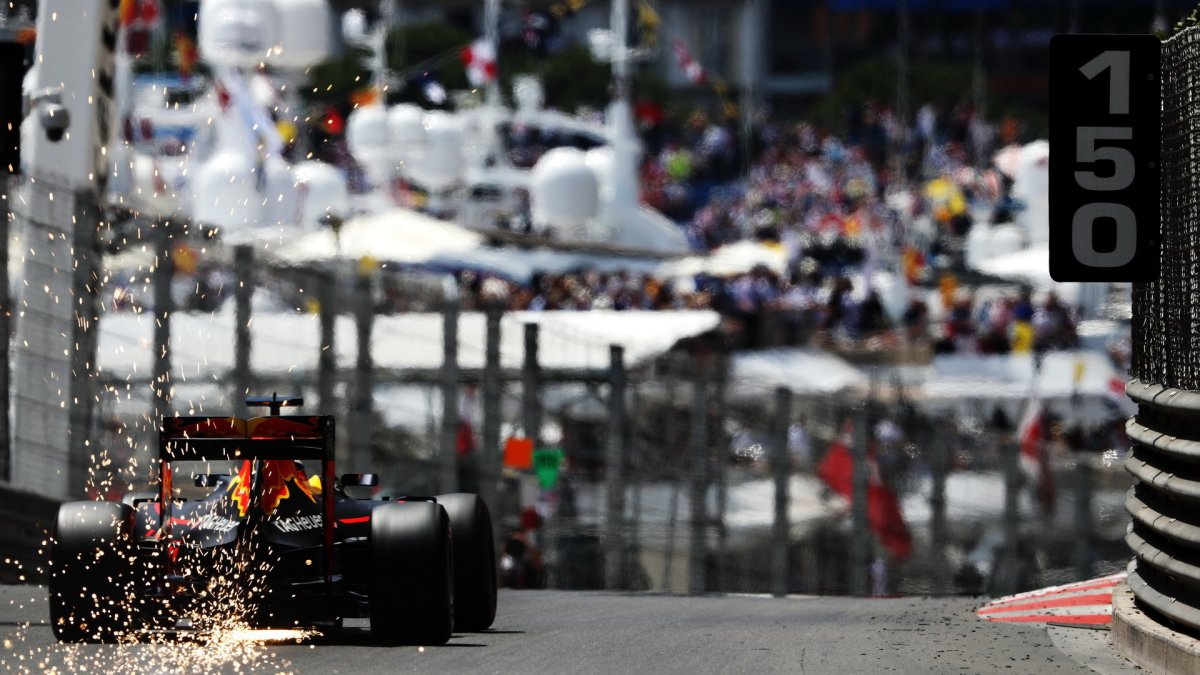Daniel Ricciardo jiskří při kvalifikaci v Monaku