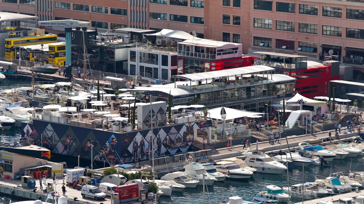 Motorhome týmu Red Bull a Toro Rosso v Monaku