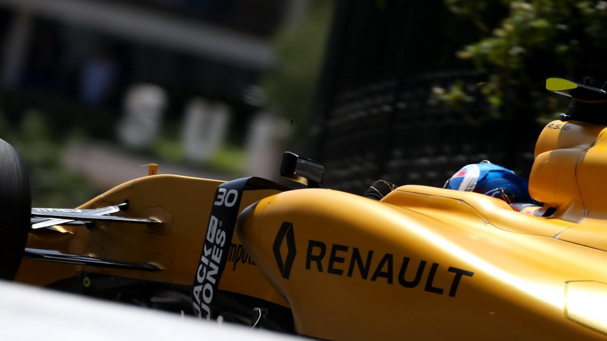 Jolyon Palmer při kvalifikaci v Monaku