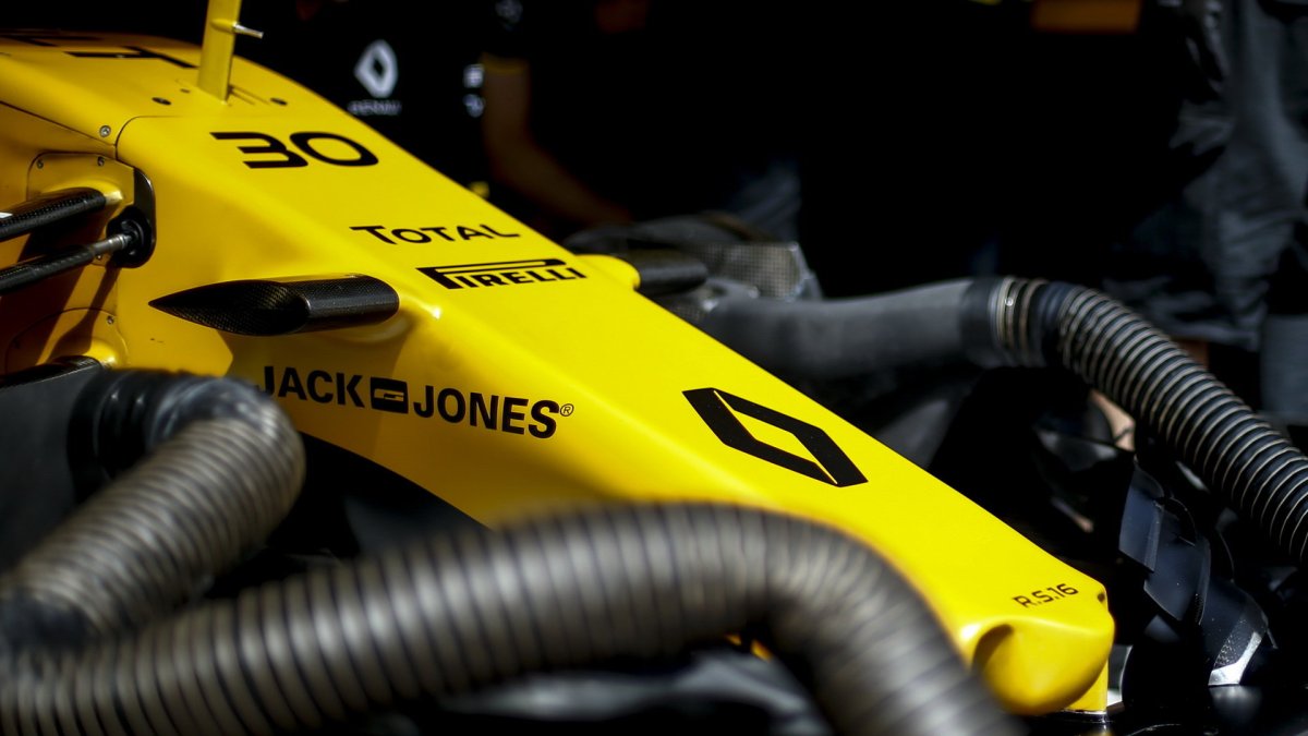 Přední křídlo vozu Renault RS16 v Monaku