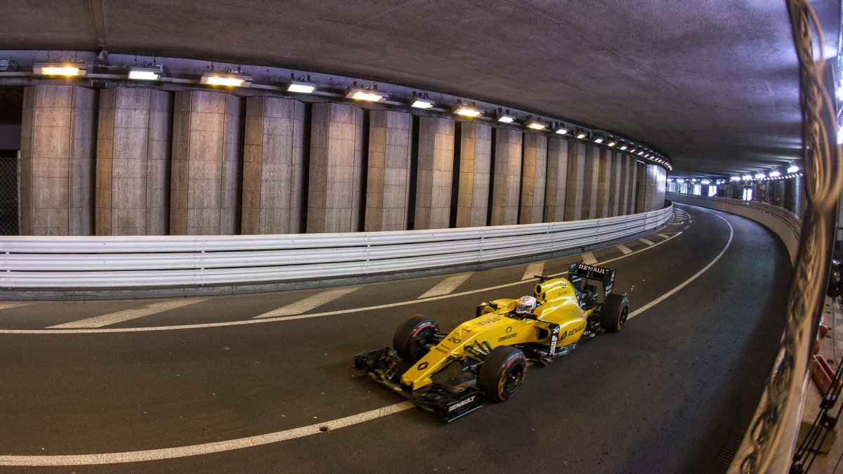 Kevin Magnussen při kvalifikaci v Monaku