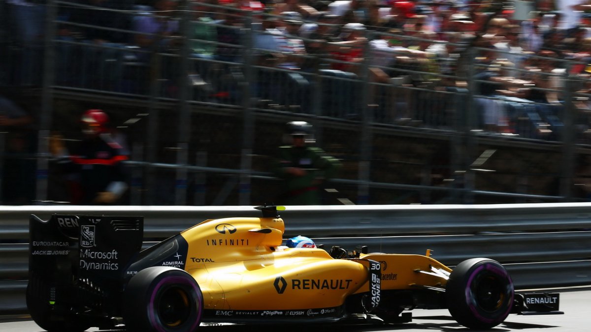 Jolyon Palmer při kvalifikaci v Monaku