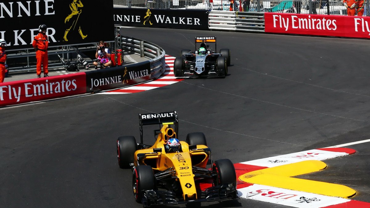 Jolyon Palmer a Nico Hülkenberg při kvalifikaci v Monaku