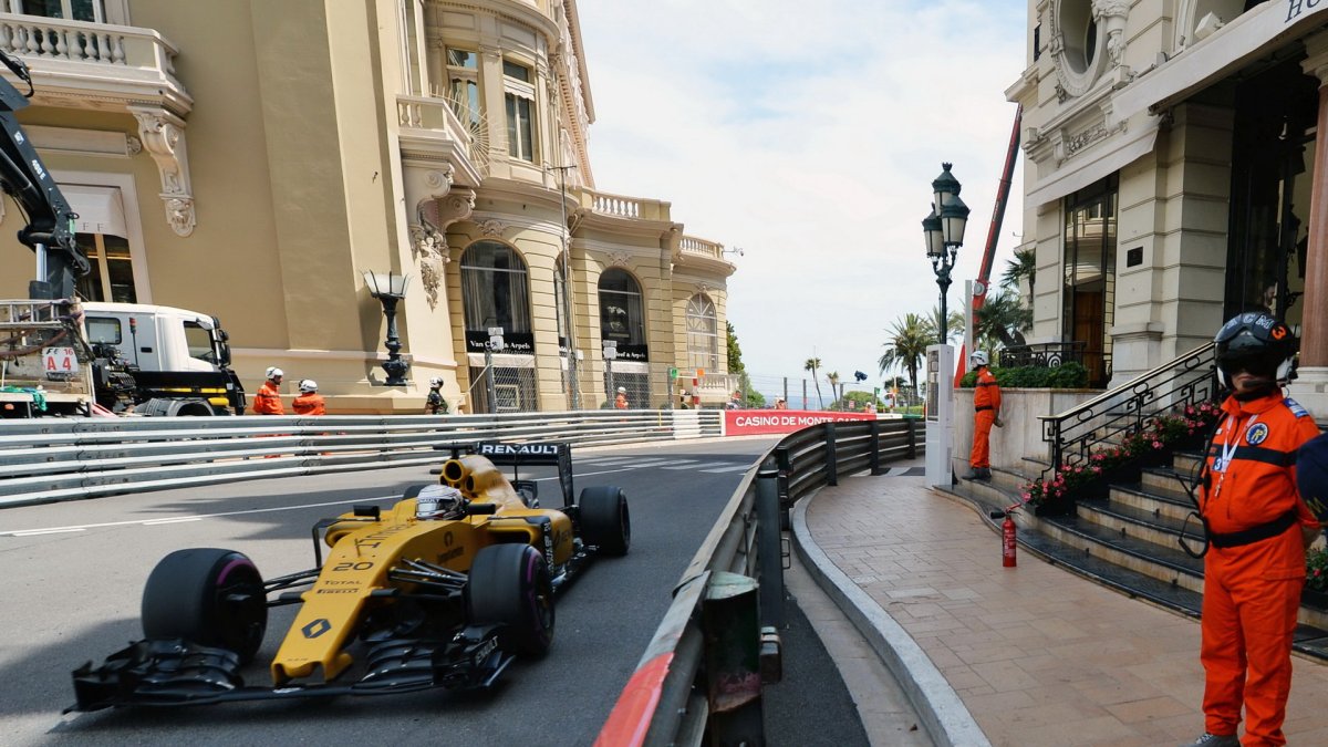 Kevin Magnussen při kvalifikaci v Monaku
