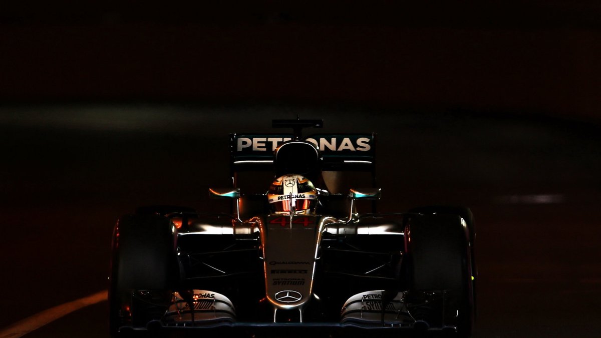 Lewis Hamilton při kvalifikaci v Monaku