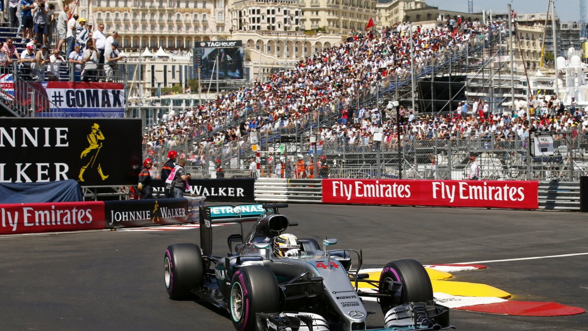 Lewis Hamilton při kvalifikaci v Monaku