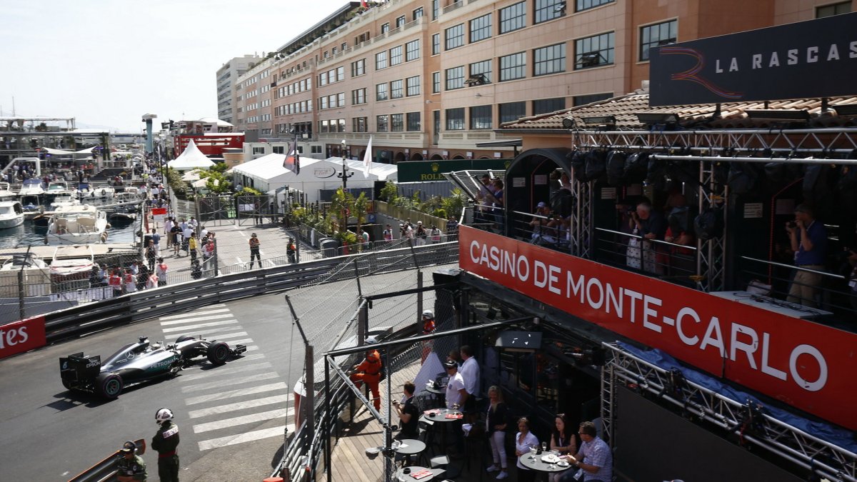 Lewis Hamilton při kvalifikaci v Monaku