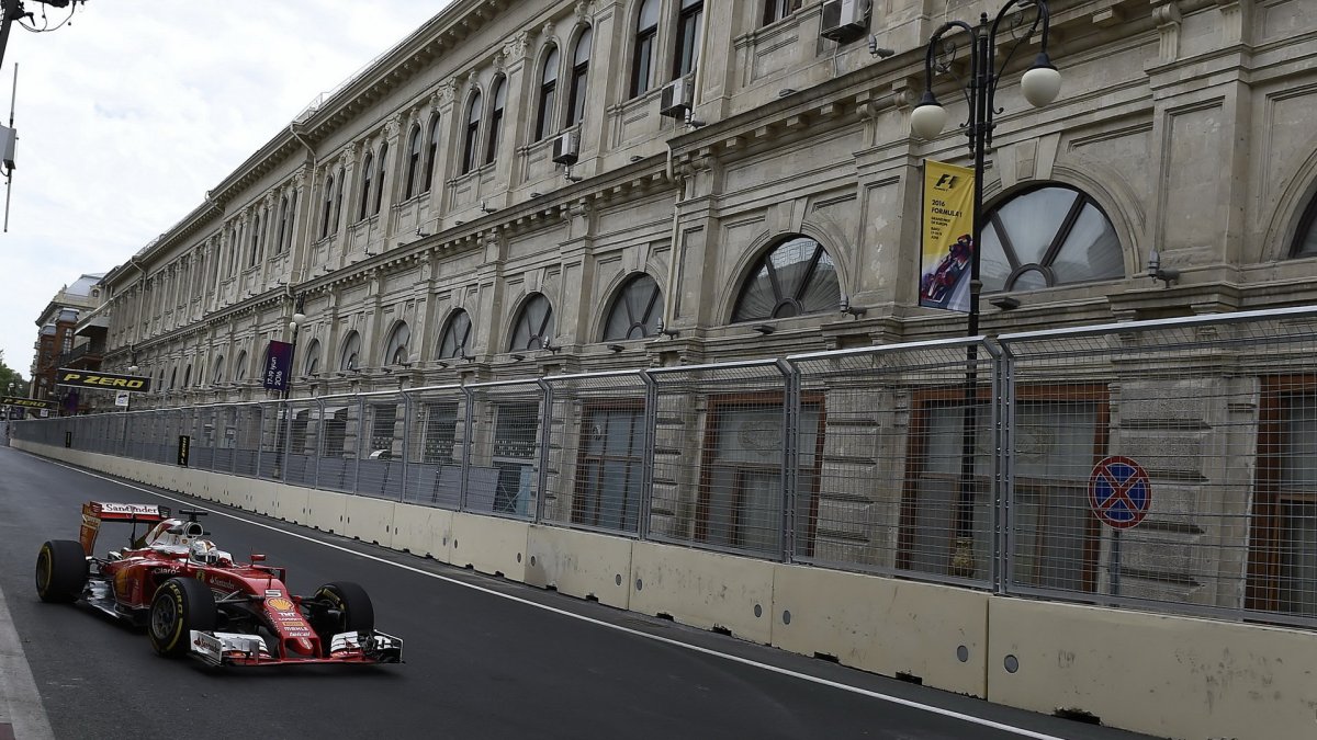 Sebastian Vettel při tréninku v Baku