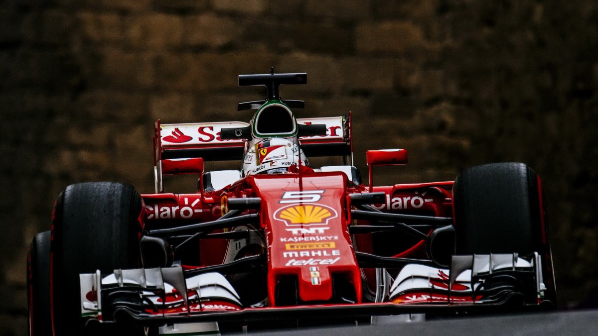 Sebastian Vettel při tréninku v Baku