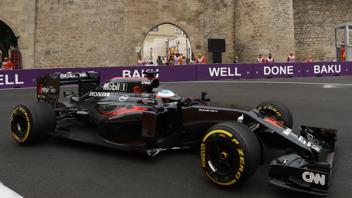 Fernando Alonso při tréninku v Baku