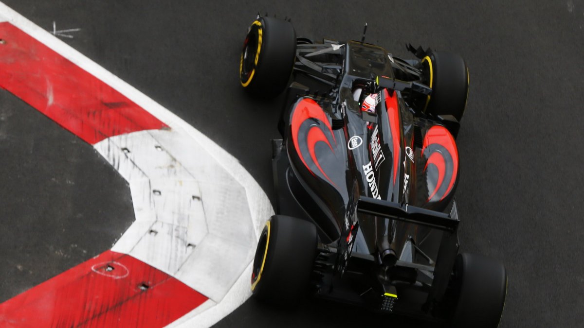 Jenson Button při tréninku v Baku