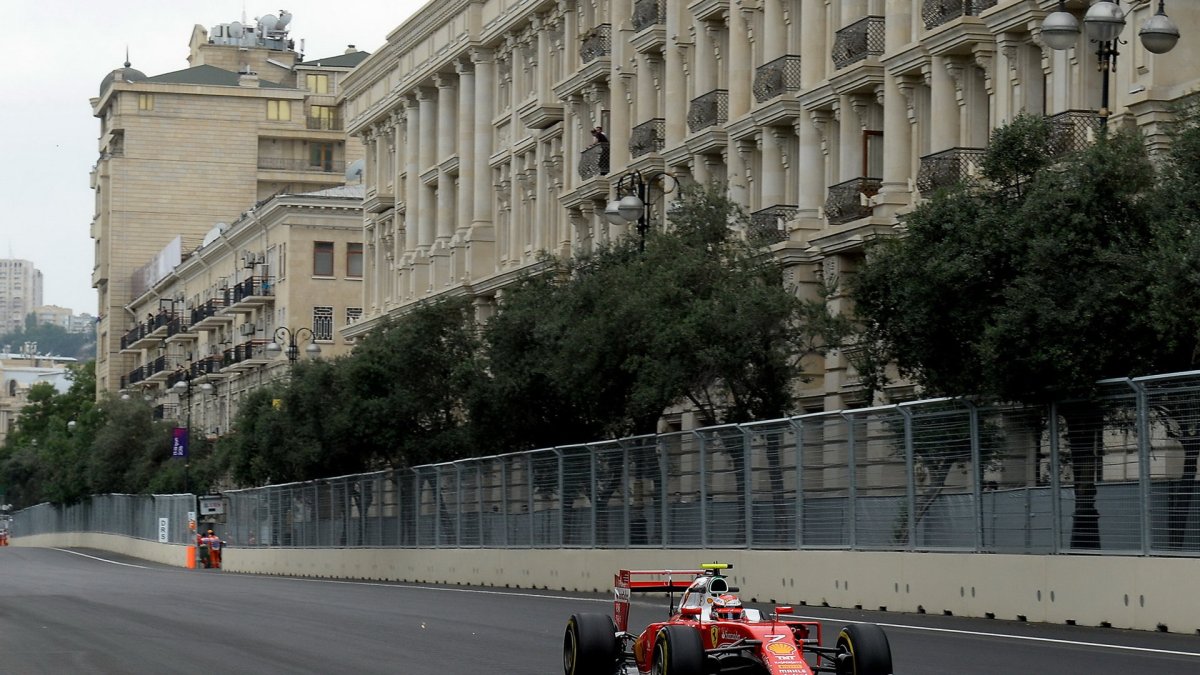 Kimi Räikkönen s použitím DRS při tréninku v Baku