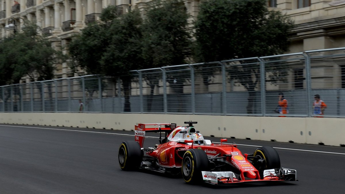 Sebastian Vettel s použitím DRS při tréninku v Baku
