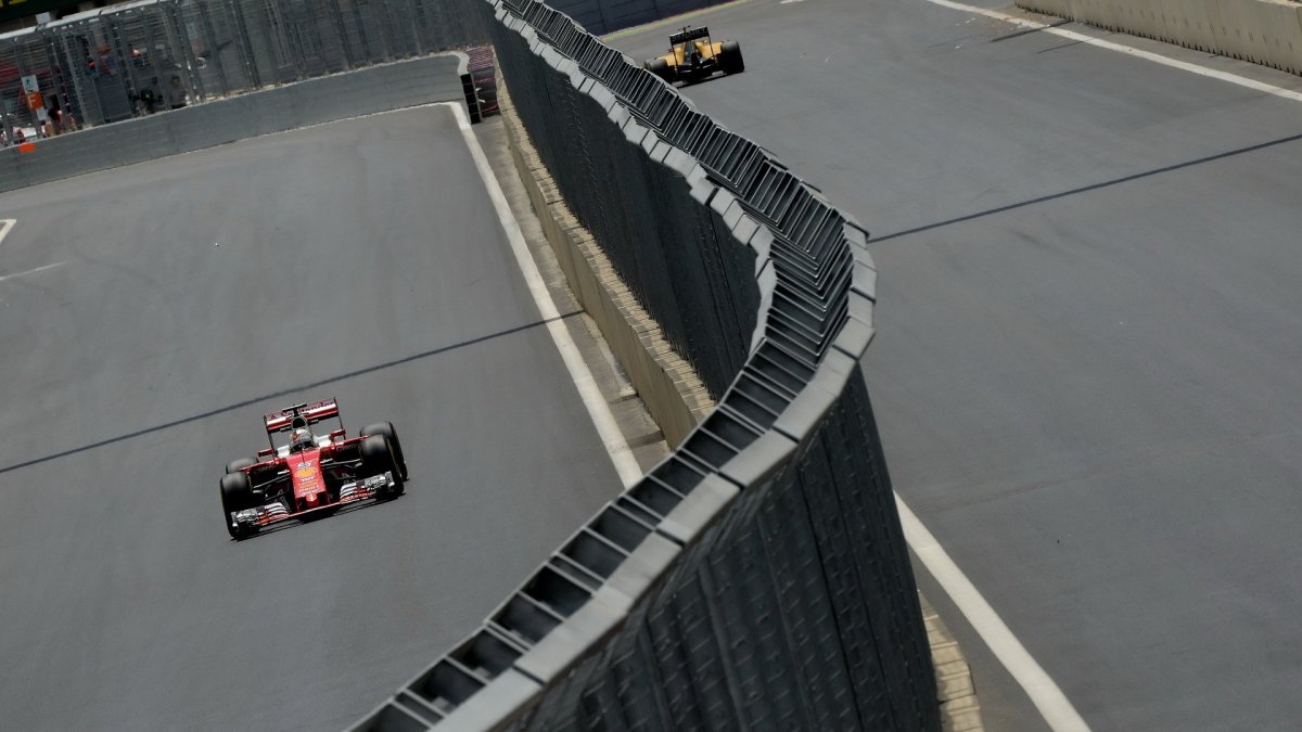 Sebastian Vettel při tréninku v Baku