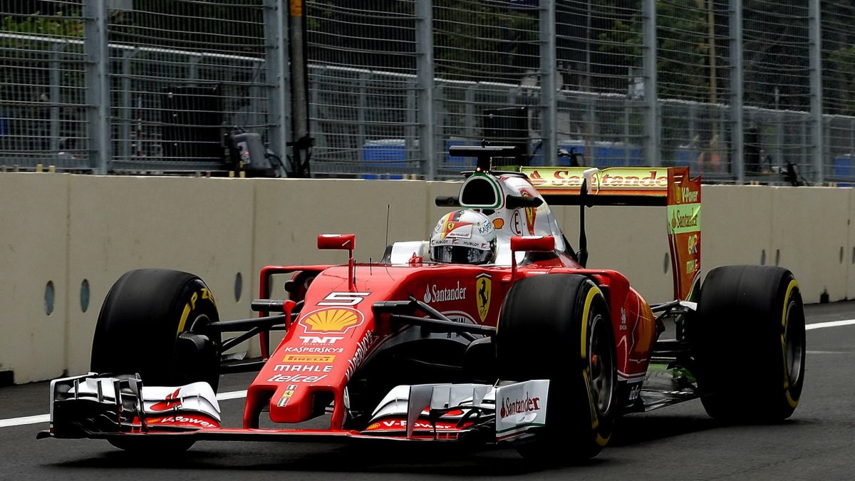 Sebastian Vettel při tréninku a Flow-visem na zadním křídle v Baku