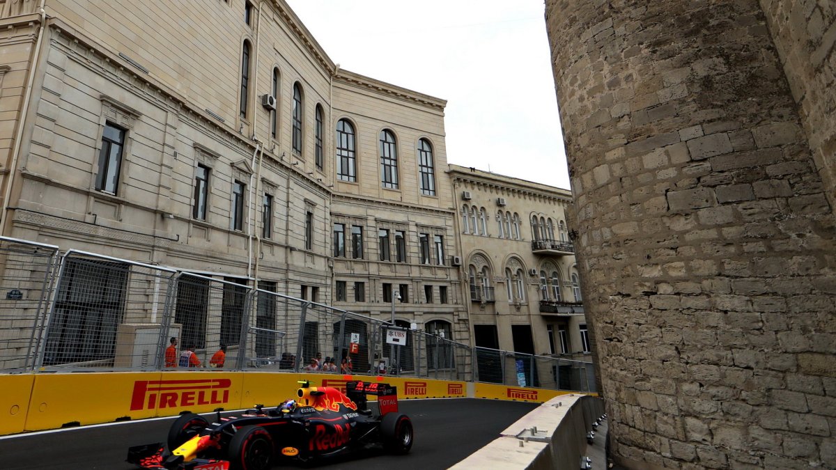 Max Verstappen při tréninku v Baku