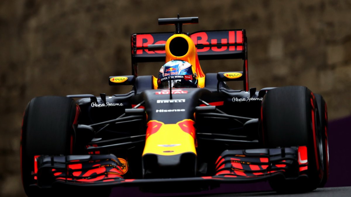 Daniel Ricciardo při tréninku v Baku