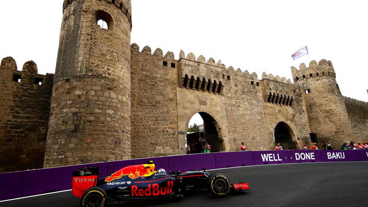 Max Verstappen při tréninku v Baku