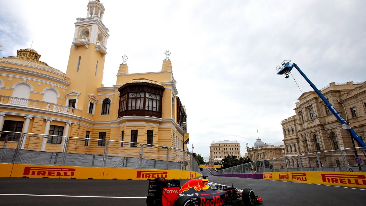 Daniel Ricciardo při tréninku v Baku