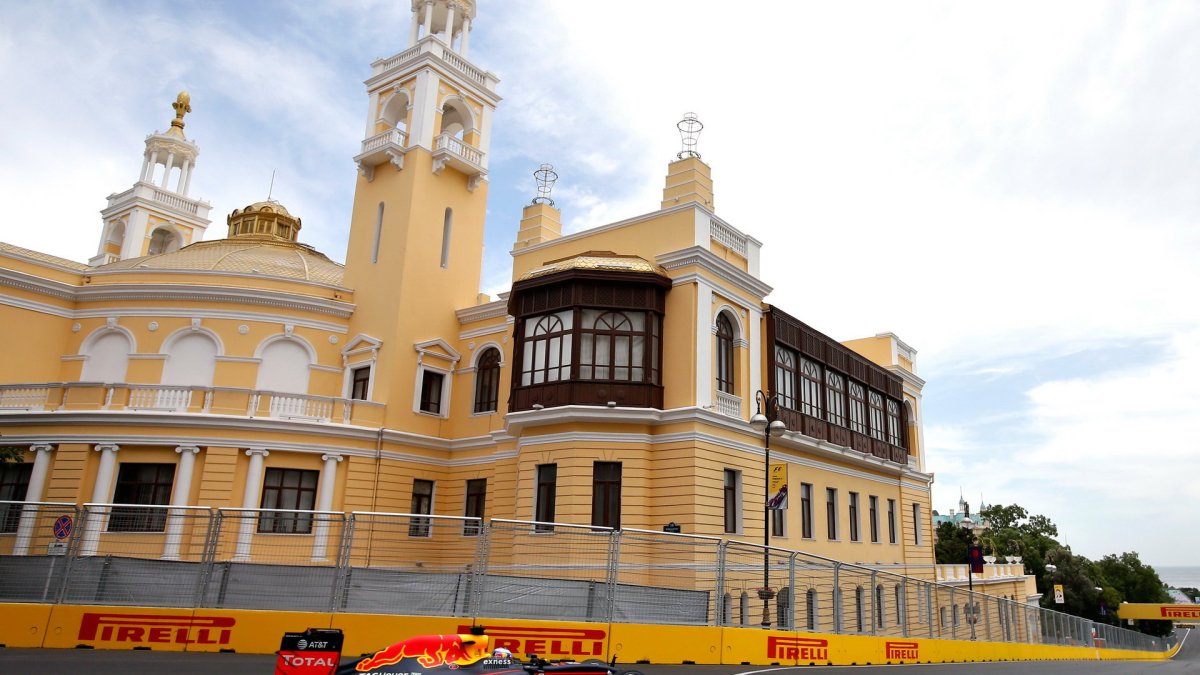 Daniel Ricciardo při tréninku v Baku